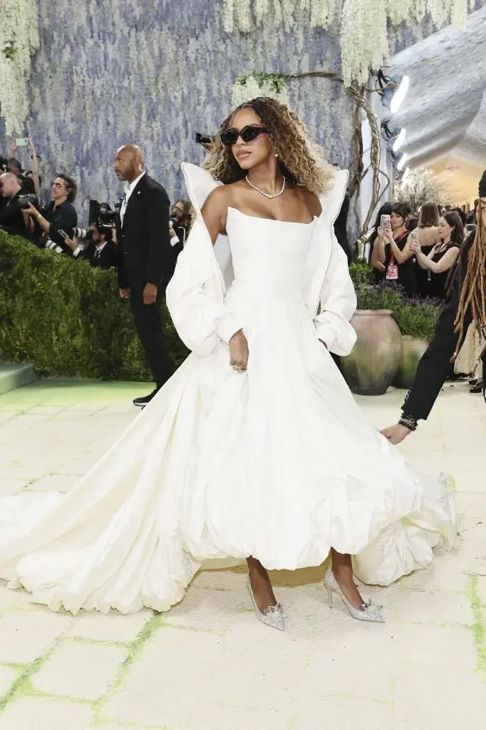 Aos 14 anos, Blue Ivy estreia no Met Gala ao lado de Beyoncé