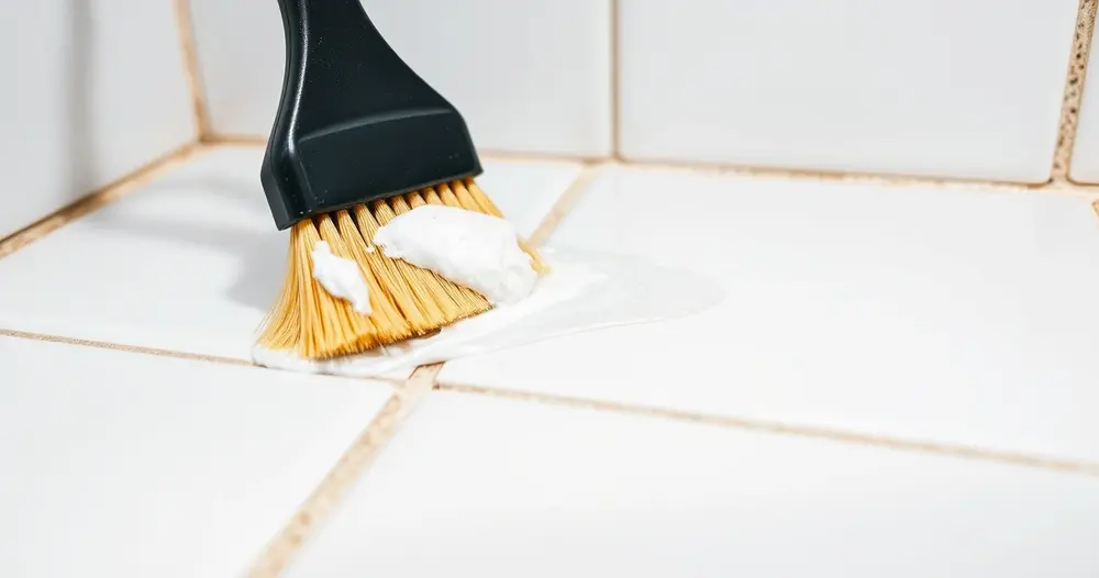 Como limpar rejunte encardido sem corroer o piso