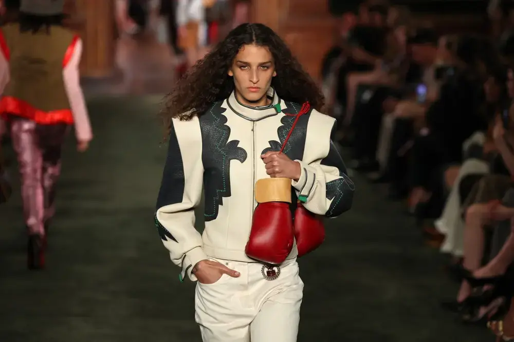 Louis Vuitton mistura babados e couro em desfile no museu Frick